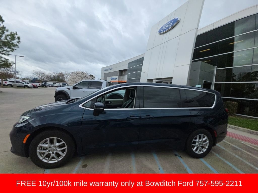 Used 2023 Chrysler Pacifica Touring-L image 8