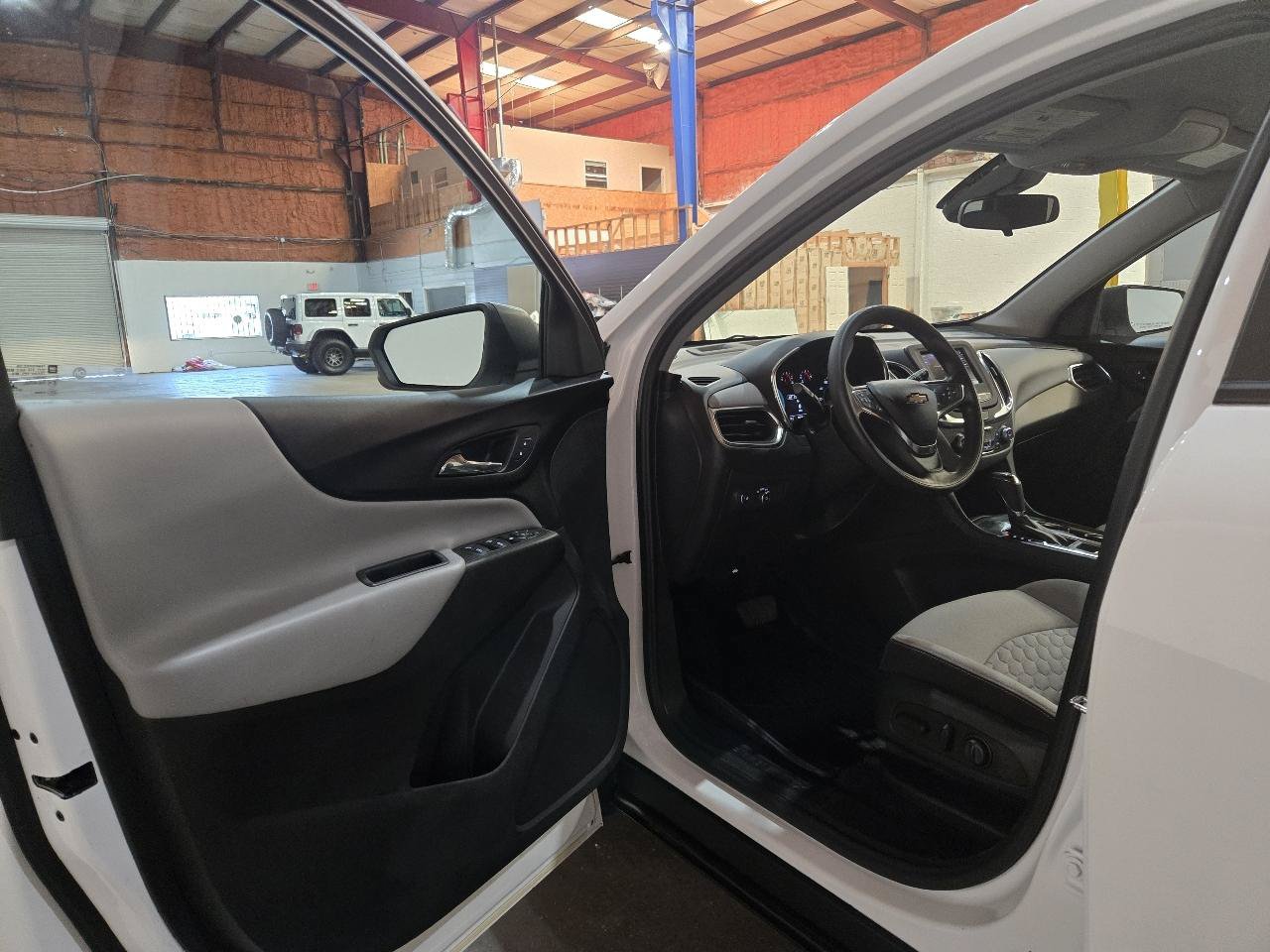 Used 2021 Chevrolet Equinox LS w/ LS Convenience Package FWD image 12