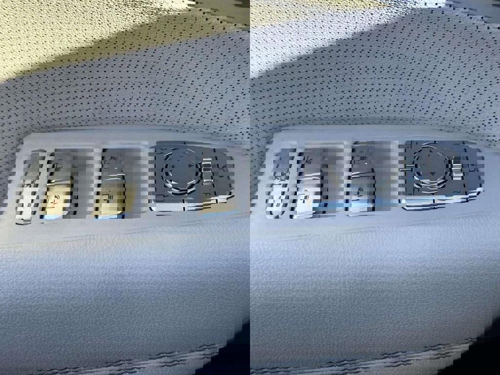 Used 2025 Genesis G70 3.3T Advanced image 21