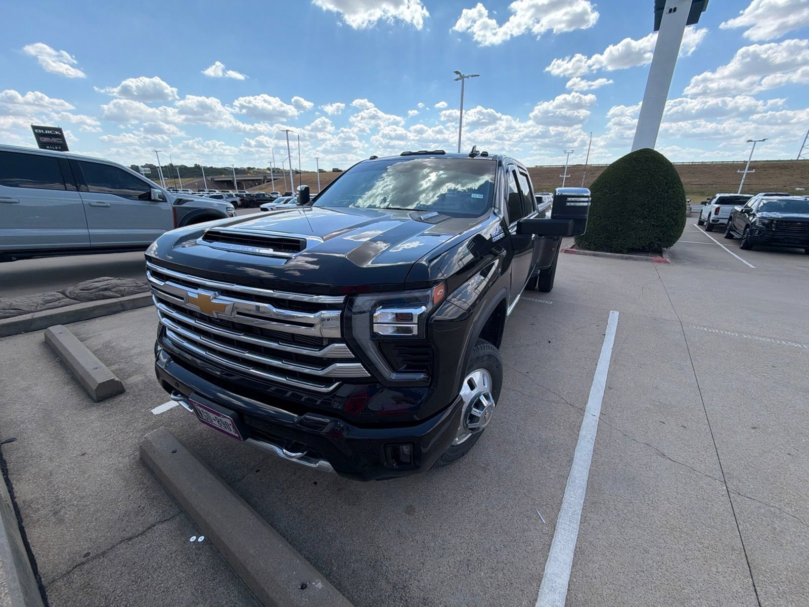 Used 2025 Chevrolet Silverado 3500 High Country w/ High Country Premium Package AWD/4WD image 2