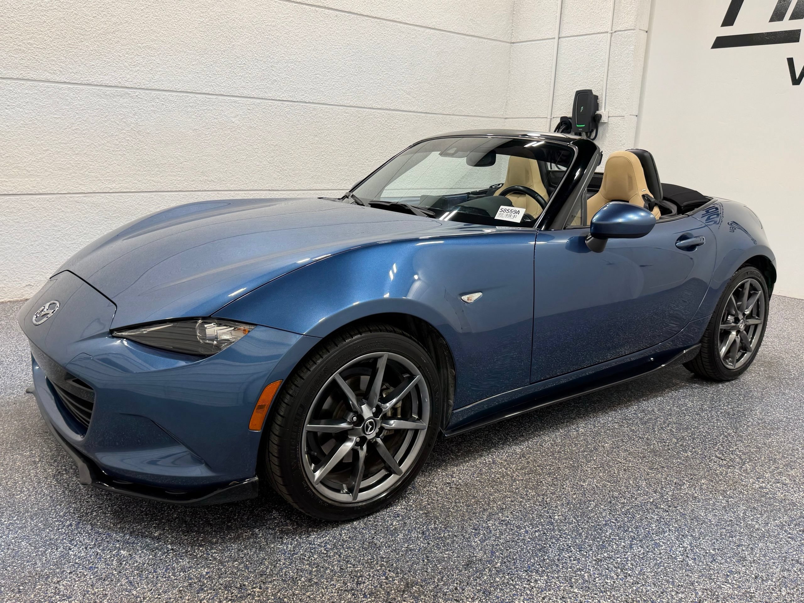 Used 2020 MAZDA MX-5 Miata Grand Touring w/ Appearance Package RWD image 37