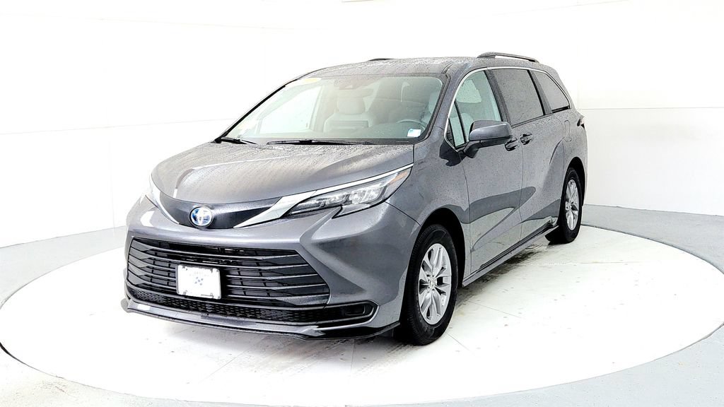 Used 2025 Toyota Sienna LE AWD/4WD image 2