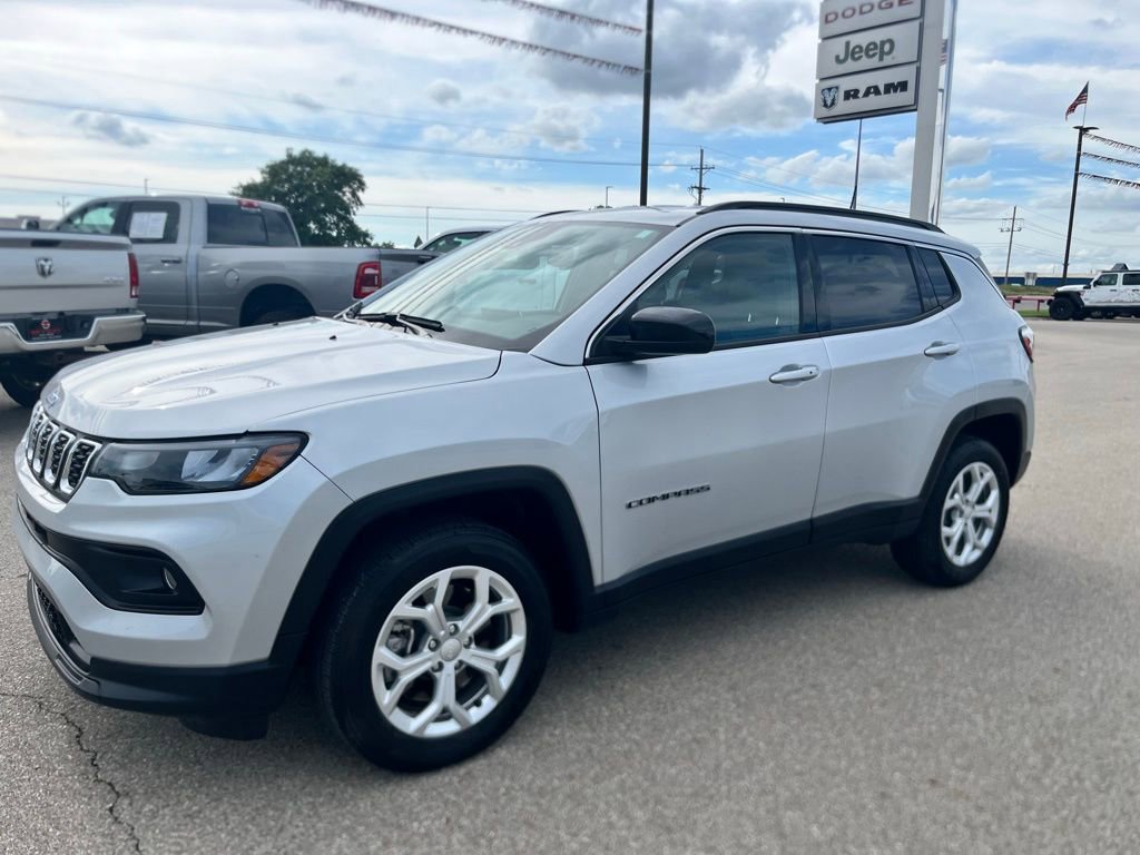 Used 2024 Jeep Compass Latitude AWD/4WD image 4