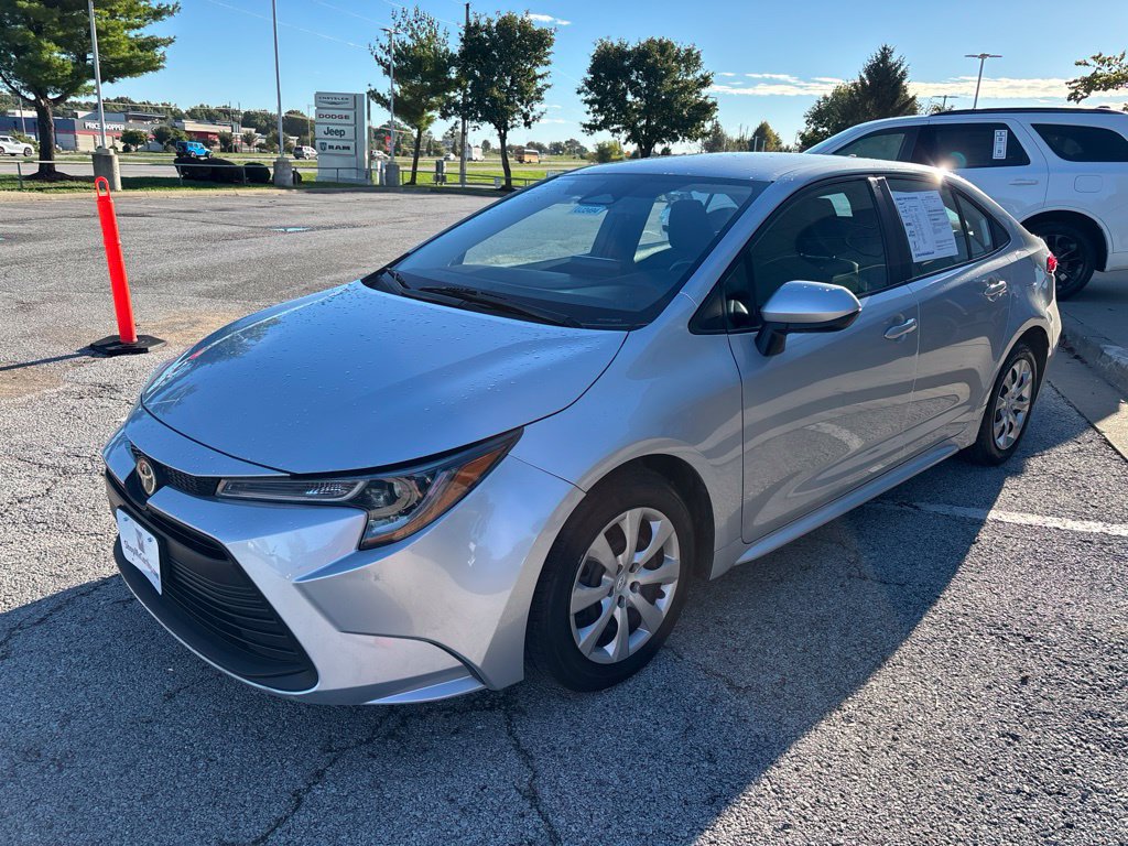 Used 2025 Toyota Corolla LE FWD image 4