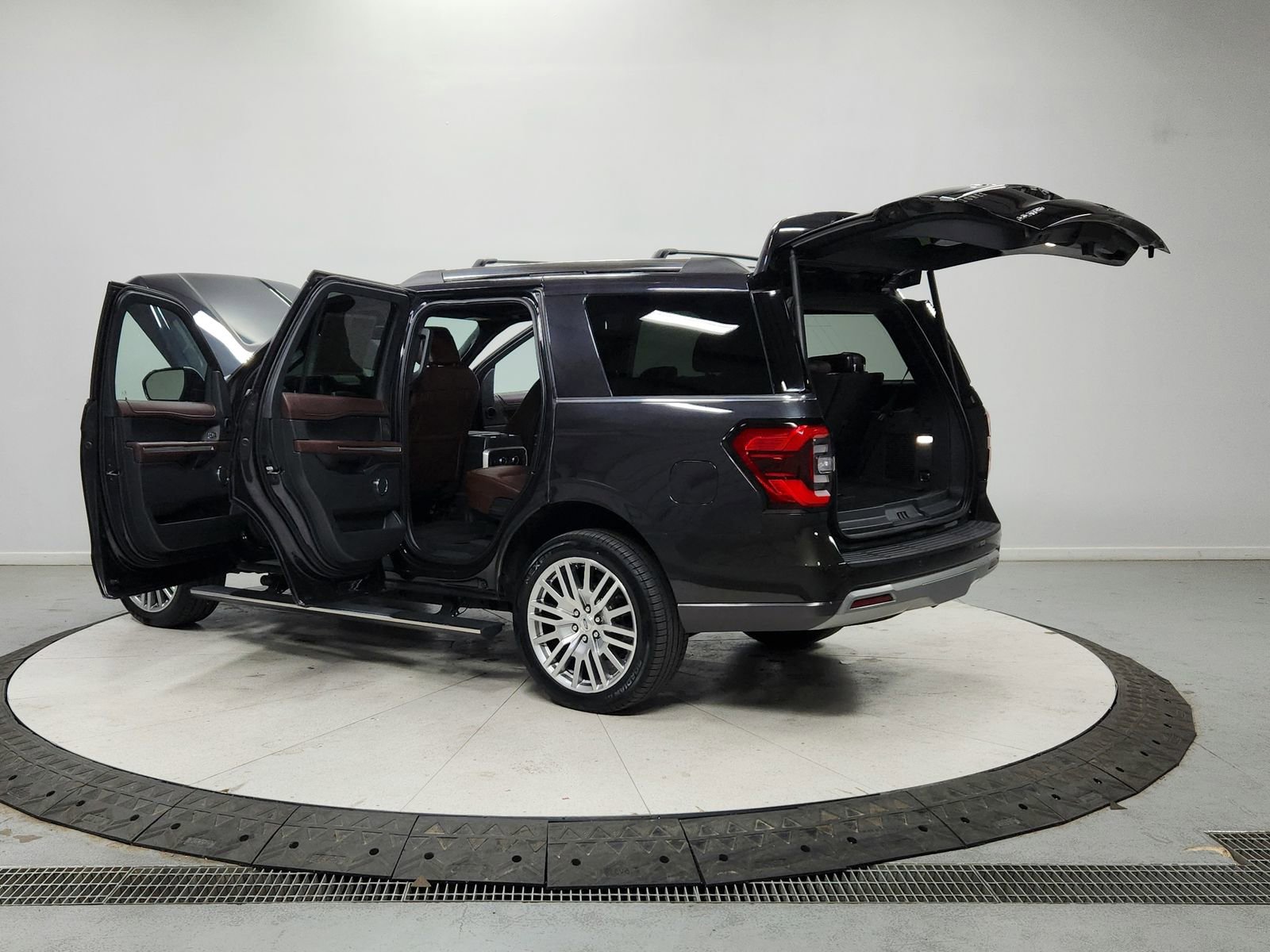 Used 2024 Ford Expedition Limited image 13