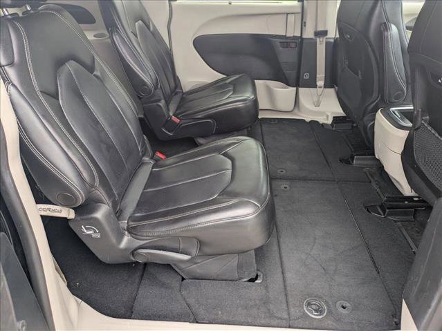 Used 2023 Chrysler Pacifica Touring-L FWD image 19