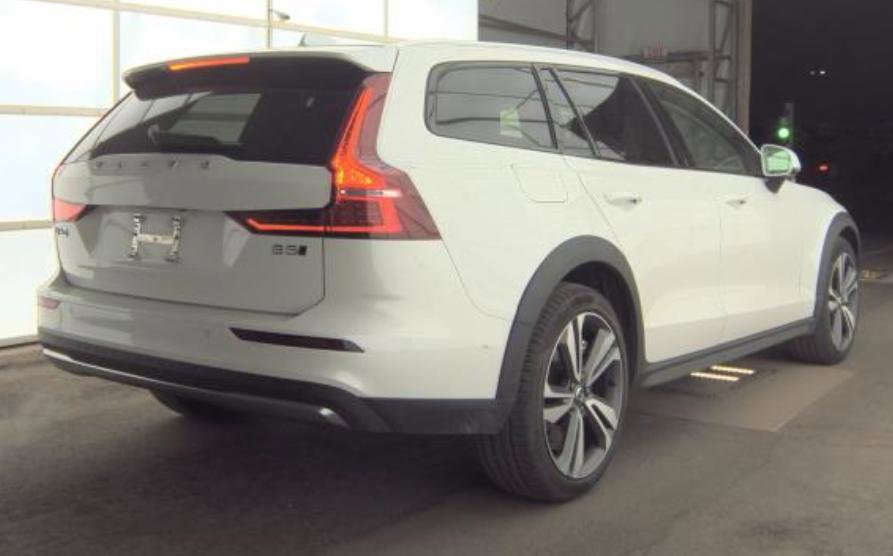 Used 2025 Volvo V60 B5 Cross Country Plus AWD/4WD image 3