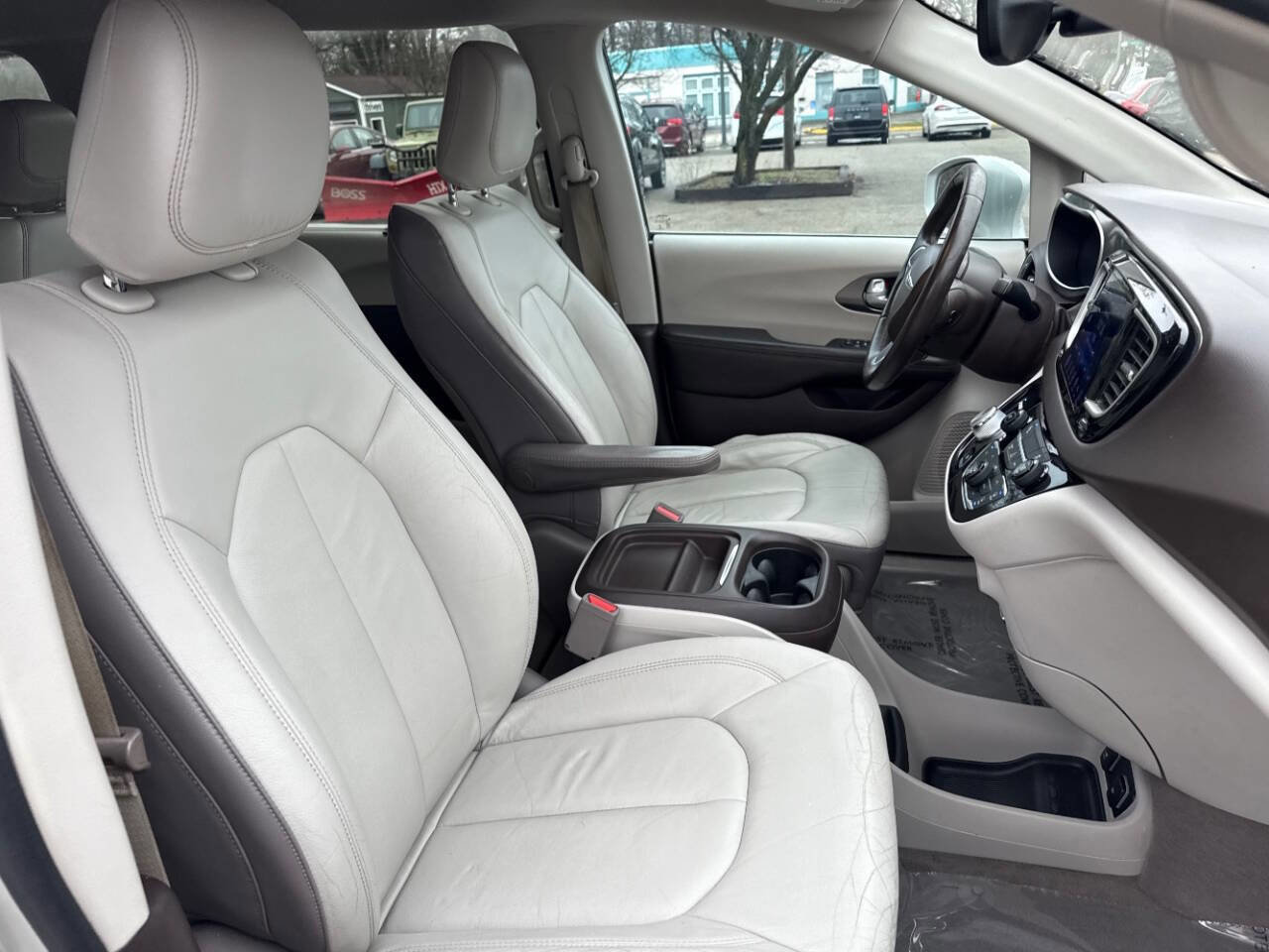 Used 2017 Chrysler Pacifica Touring-L FWD image 35