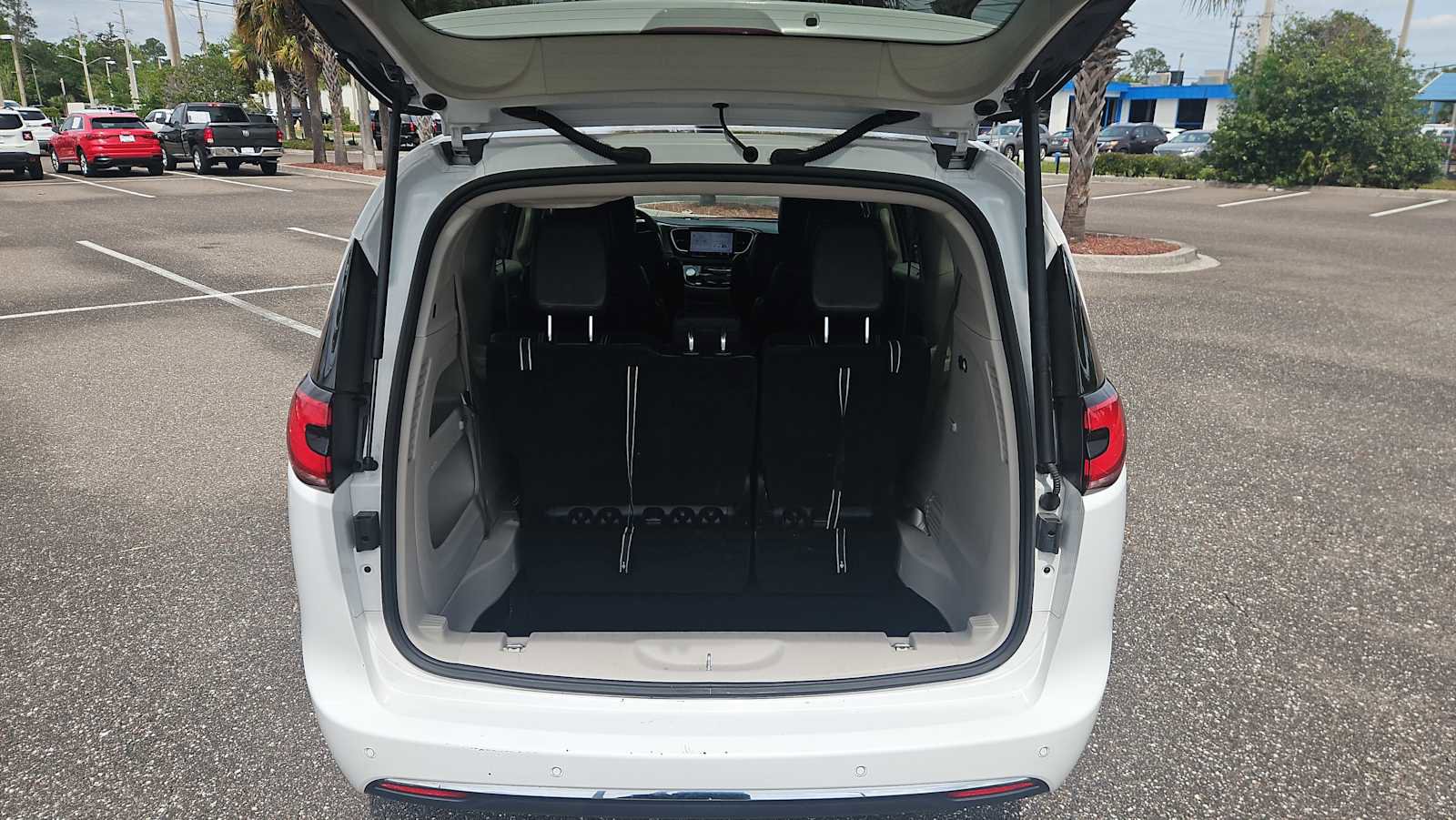 Used 2023 Chrysler Pacifica Touring-L image 20