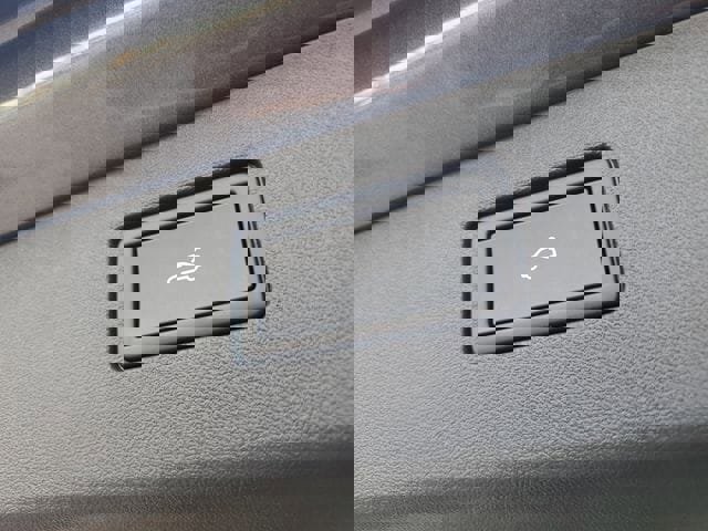 Certified 2025 Volkswagen Tiguan SE R-Line image 9