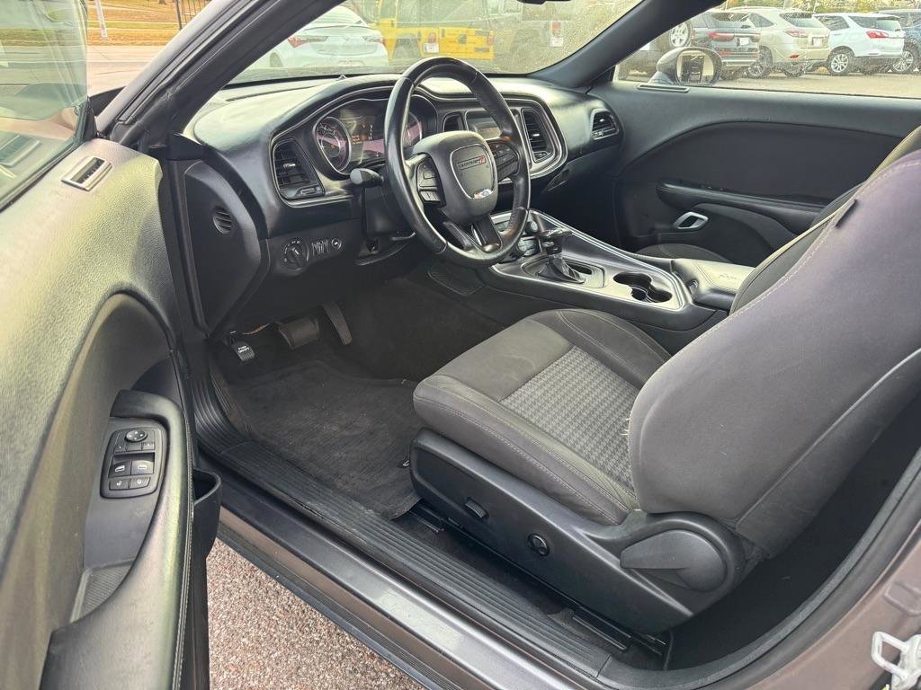 Used 2015 Dodge Challenger SXT image 9