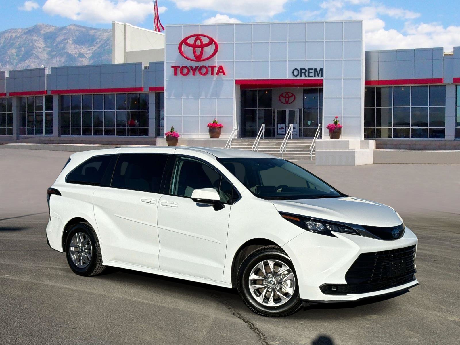 Used 2024 Toyota Sienna LE AWD/4WD image 1