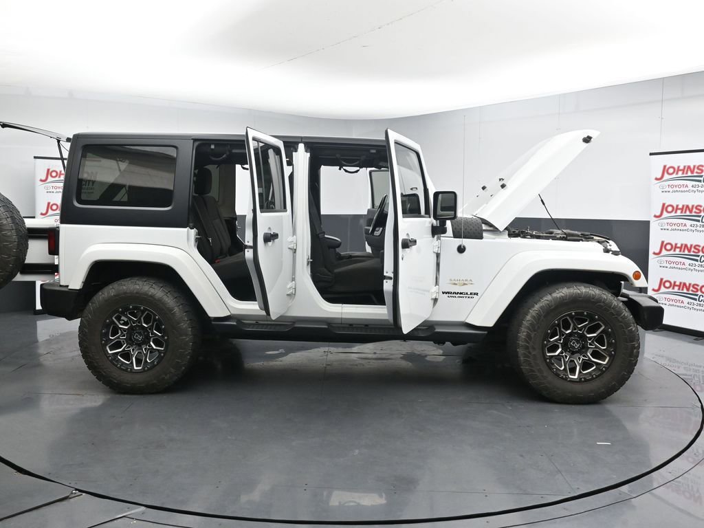 Used 2015 Jeep Wrangler Unlimited Sahara w/ Connectivity Group AWD/4WD image 27