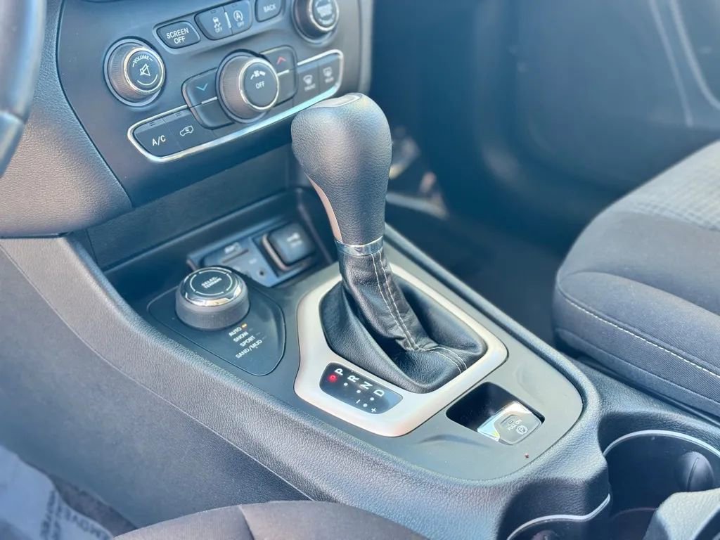 Used 2017 Jeep Cherokee Latitude w/ Cold Weather Group image 24