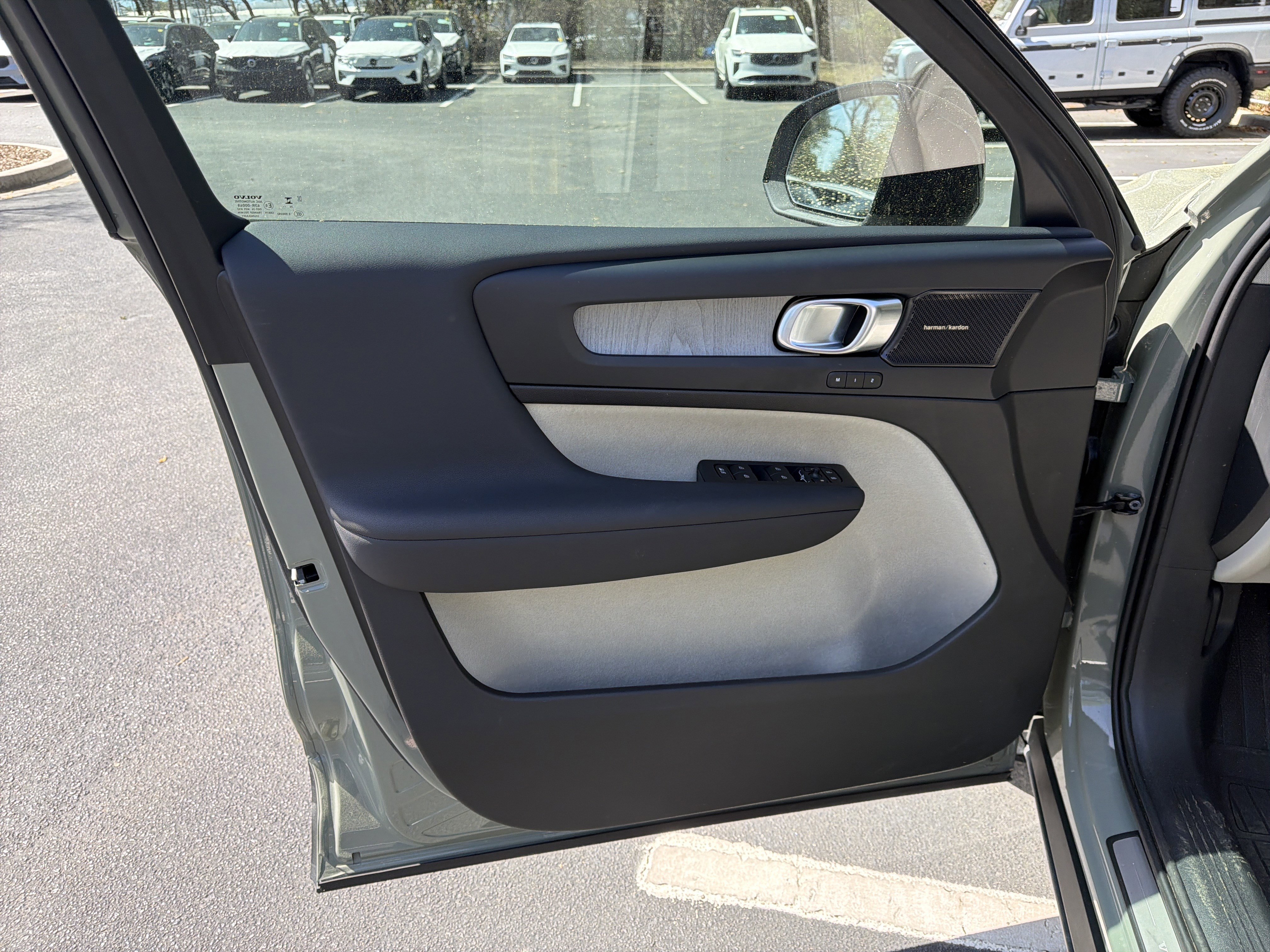 Certified 2025 Volvo XC40 B5 Ultra w/ Protection Package Premier image 14