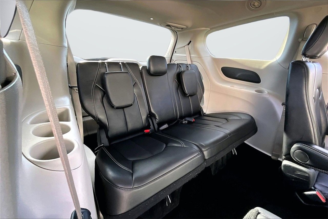 Certified 2024 Chrysler Pacifica Touring-L image 24