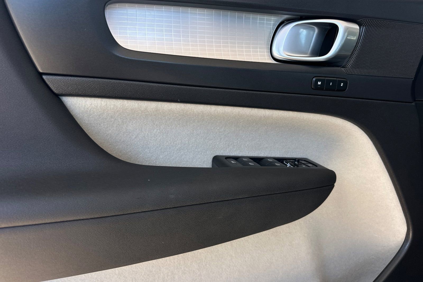 Used 2022 Volvo XC40 T5 Momentum image 10