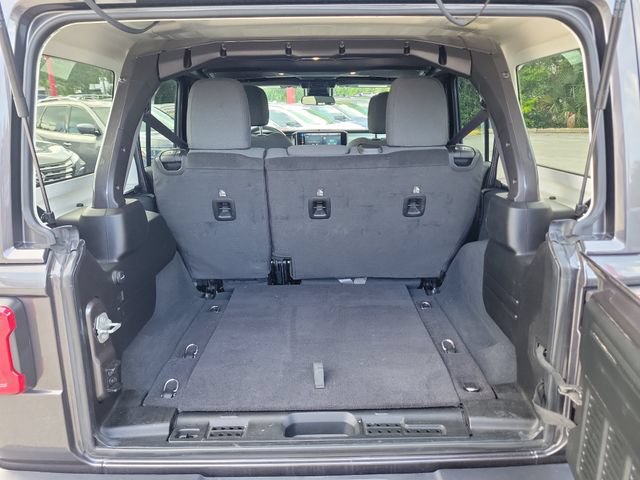 Used 2025 Jeep Wrangler Unlimited Sahara AWD/4WD image 8