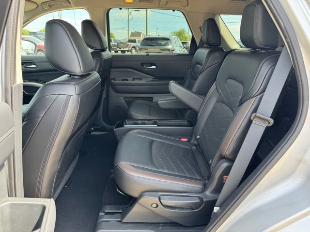 Used 2024 Nissan Pathfinder Platinum image 14