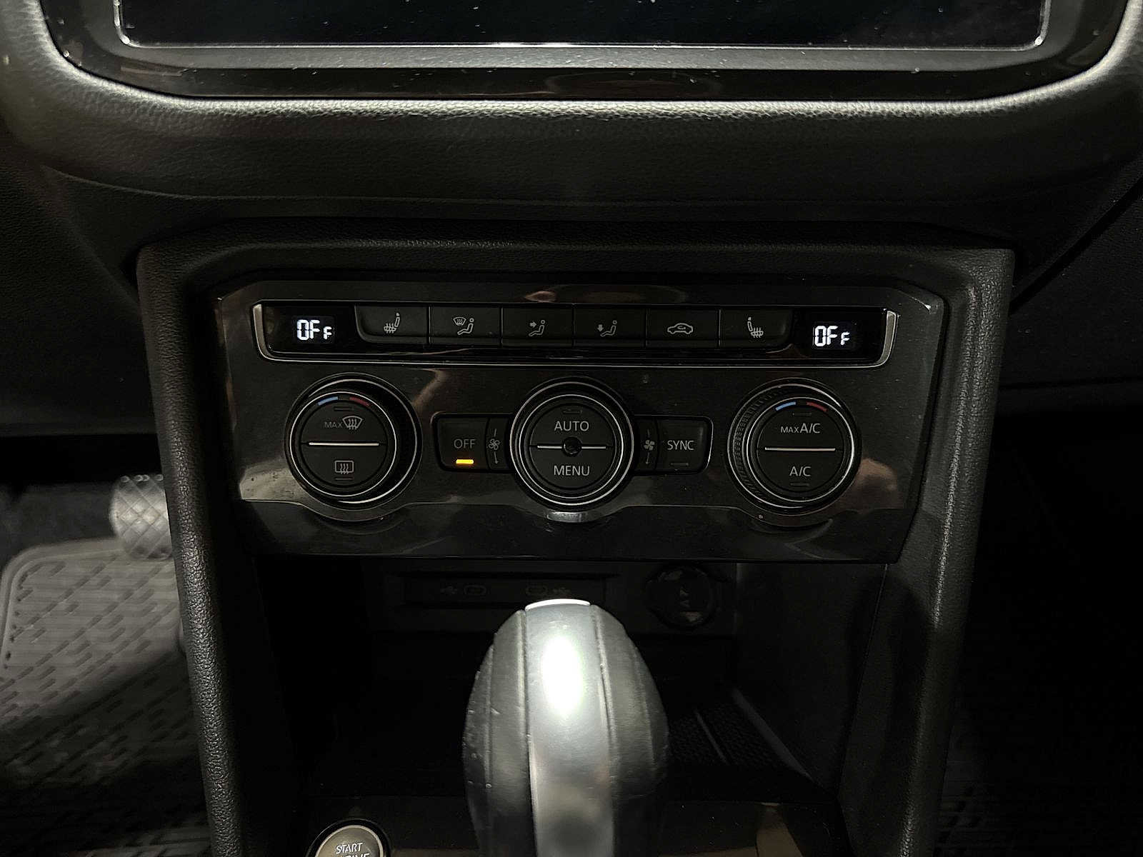 Used 2021 Volkswagen Tiguan SE w/ Panoramic Sunroof Package image 22