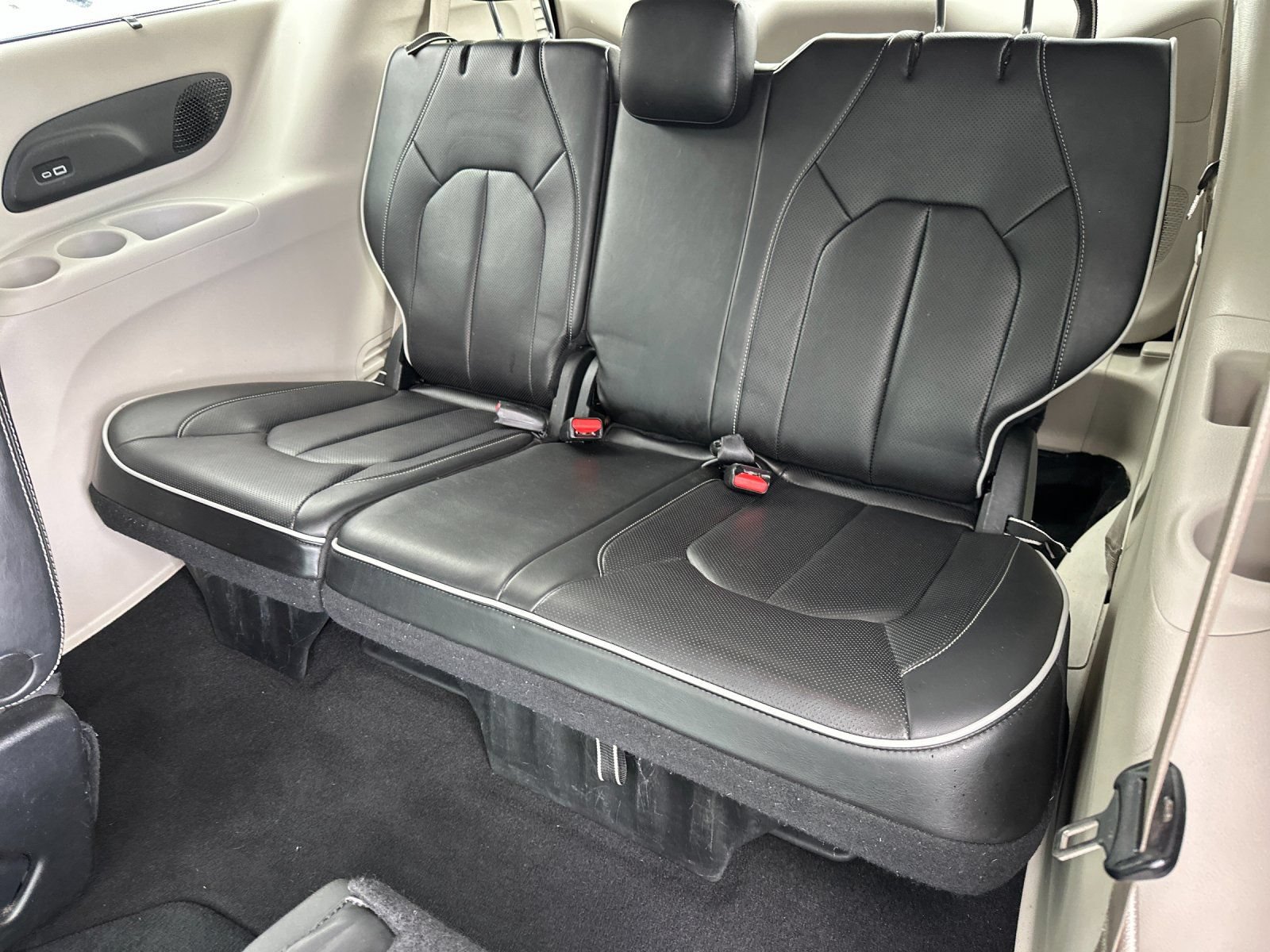 Used 2023 Chrysler Pacifica Limited FWD image 17