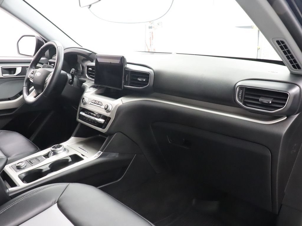 Used 2022 Ford Explorer XLT w/ Equipment Group 202A AWD/4WD image 31