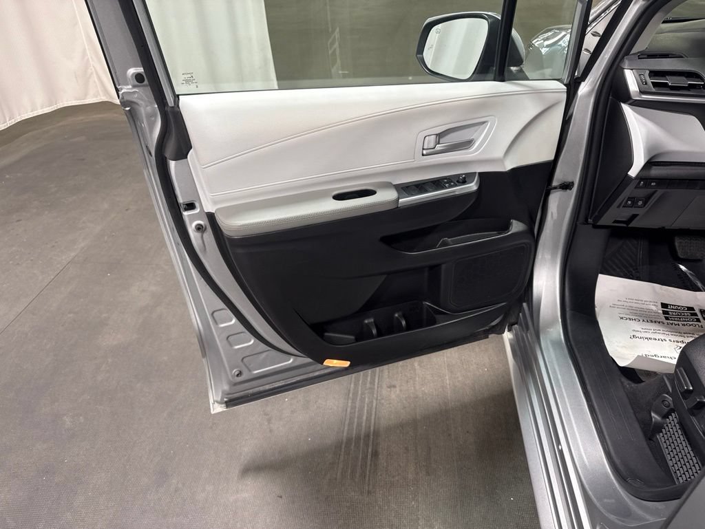 Used 2025 Toyota Sienna XLE FWD image 10