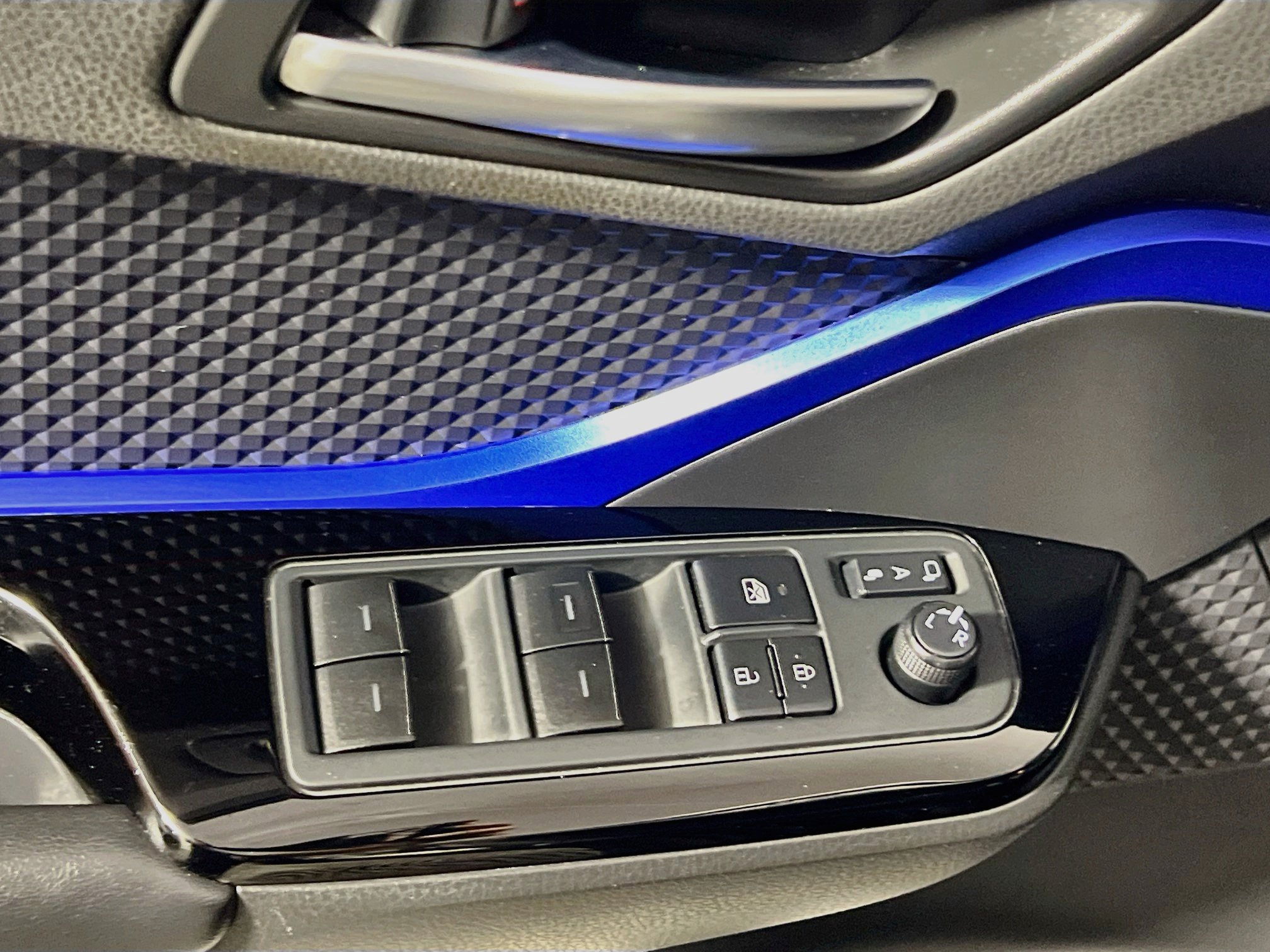 Used 2020 Toyota C-HR XLE FWD image 17