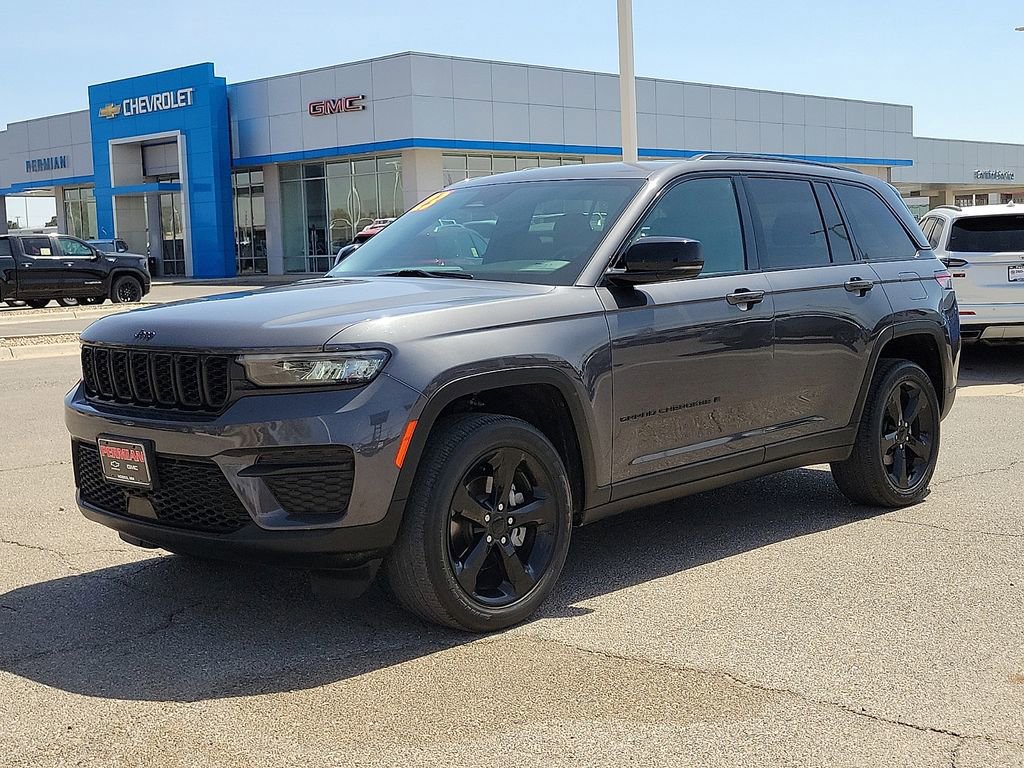 Used 2023 Jeep Grand Cherokee Altitude AWD/4WD image 5