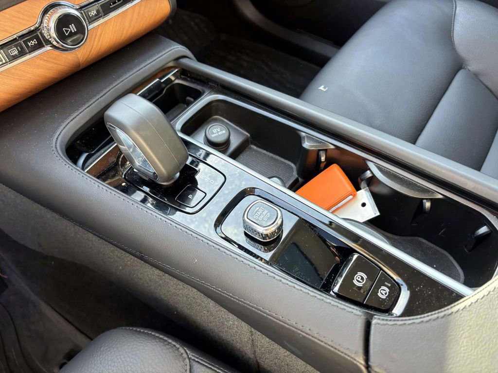 Used 2024 Volvo XC90 B6 Plus image 23