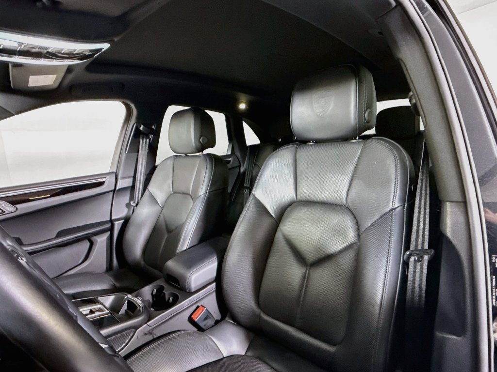Certified 2025 Porsche Macan AWD/4WD image 5