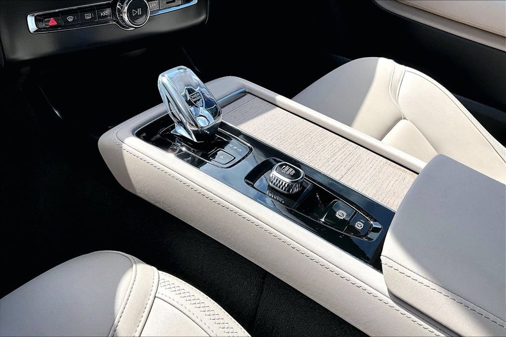 Certified 2025 Volvo XC90 B5 Plus AWD/4WD image 19