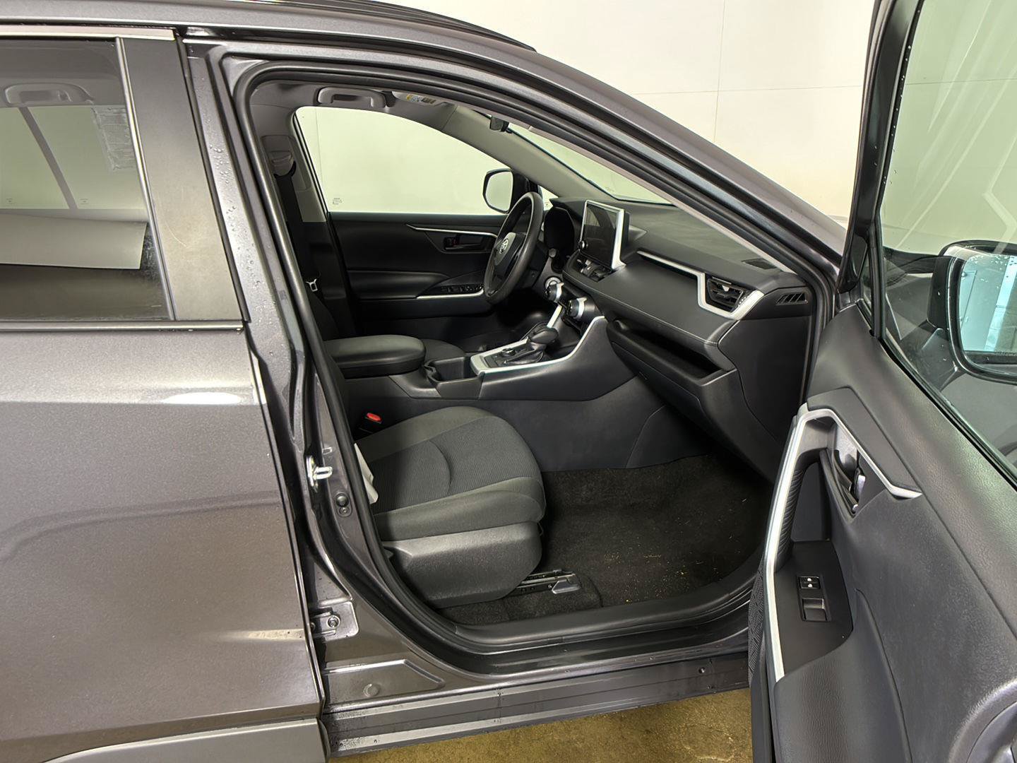 Used 2025 Toyota RAV4 LE AWD/4WD image 28