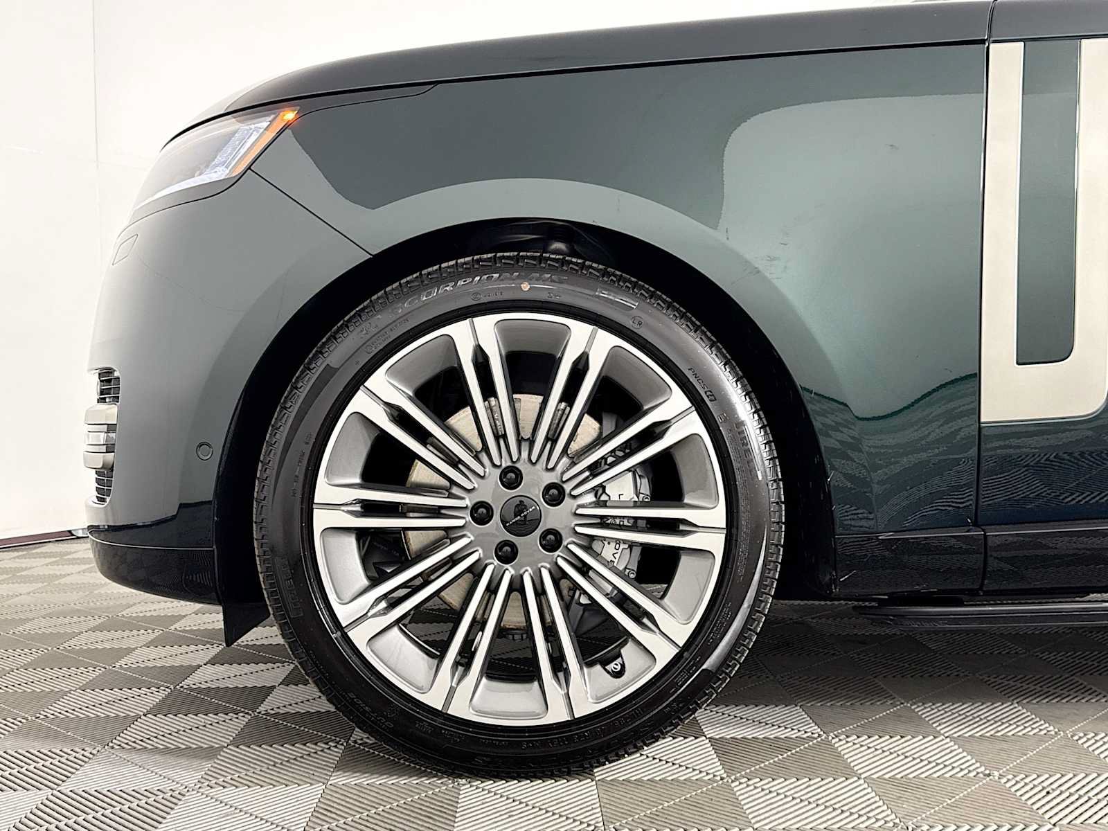 New 2026 Land Rover Range Rover Long Wheelbase SE AWD/4WD image 32
