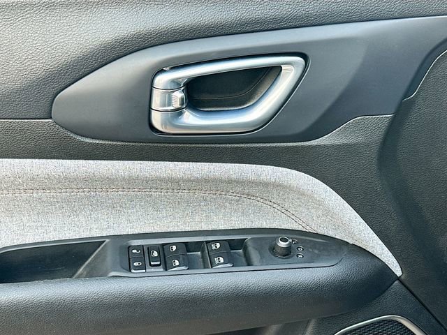 Used 2023 Jeep Compass Latitude image 18