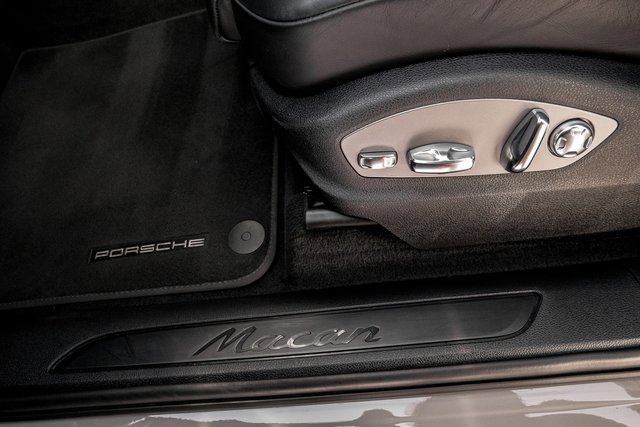 Used 2022 Porsche Macan w/ Premium Package Plus image 11
