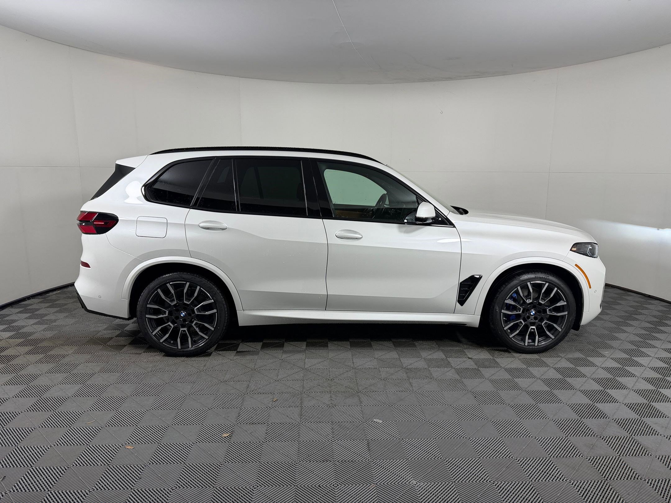 New 2026 BMW X5 xDrive50e w/ M Sport Package AWD/4WD image 8
