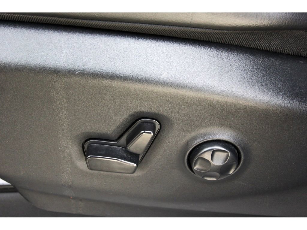 Used 2023 Chrysler Pacifica Touring-L image 27