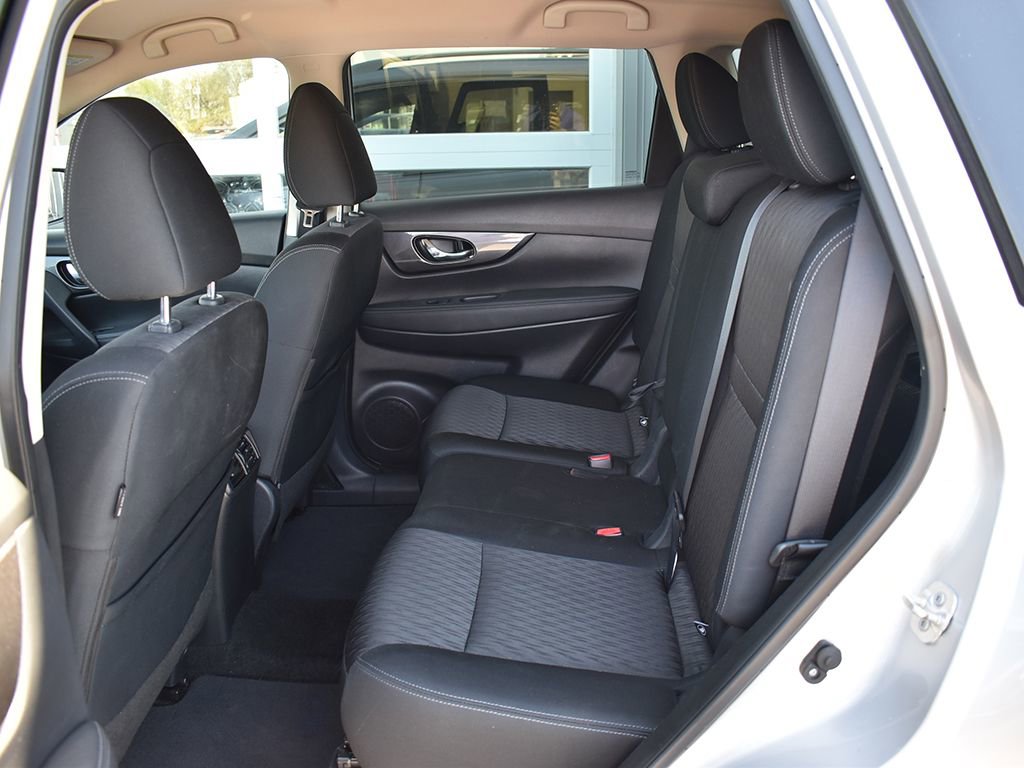 Used 2017 Nissan Rogue SV AWD/4WD image 6