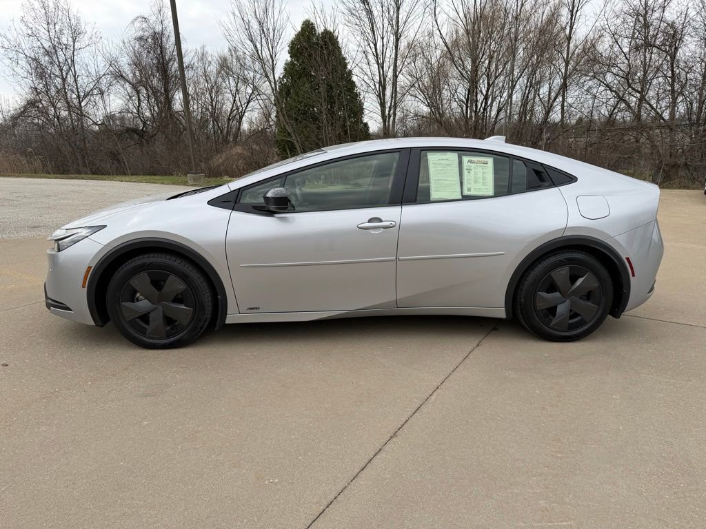 Used 2024 Toyota Prius LE image 2