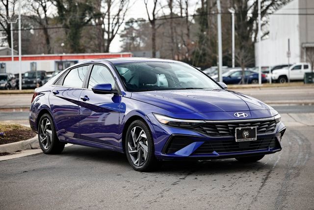 Used 2025 Hyundai Elantra SEL image 13