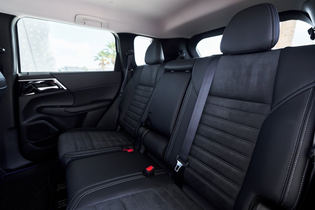 New 2025 Mitsubishi Outlander SE image 28