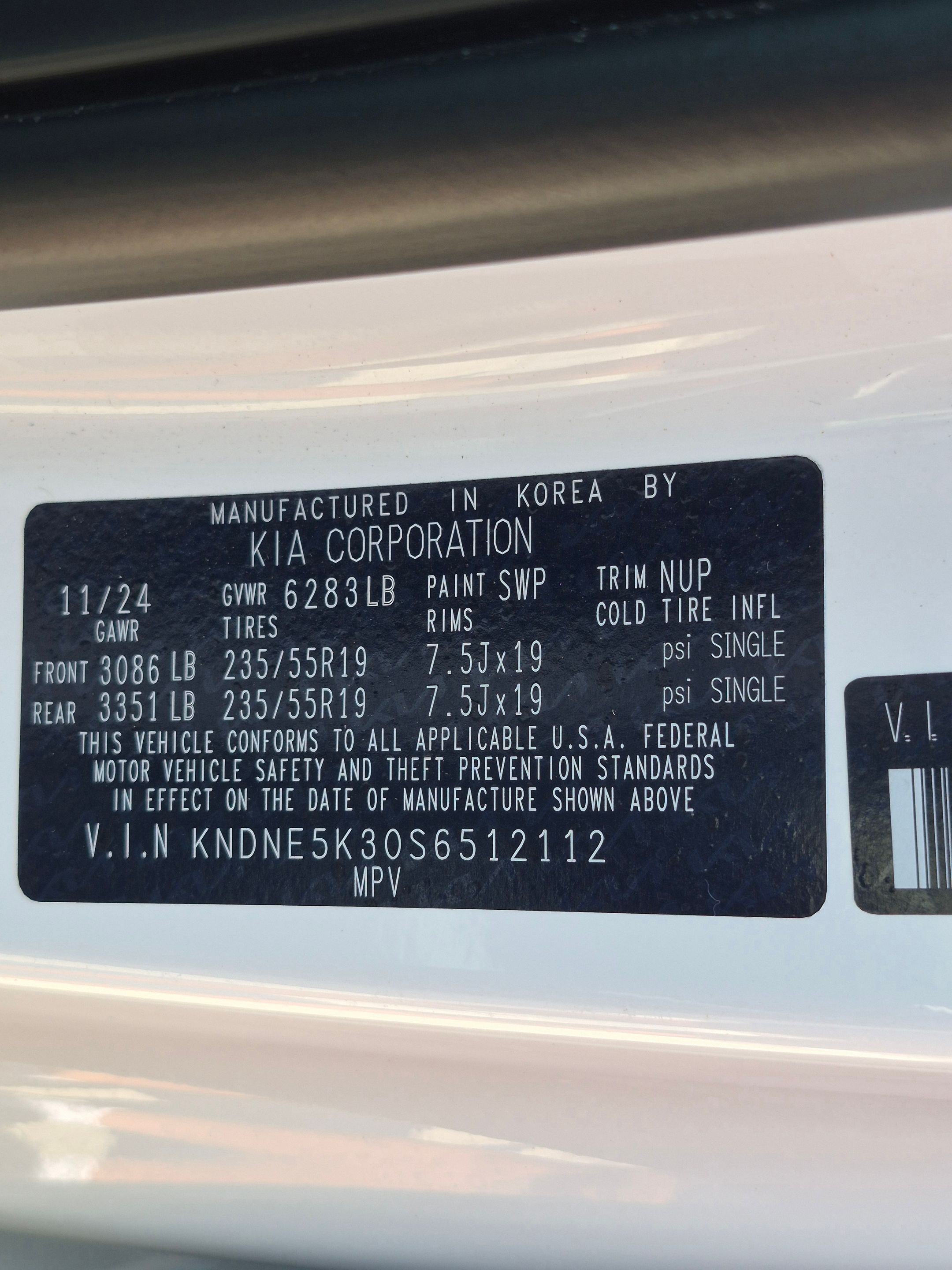 Used 2025 Kia Carnival SX w/ SX Dark Edition Package FWD image 35
