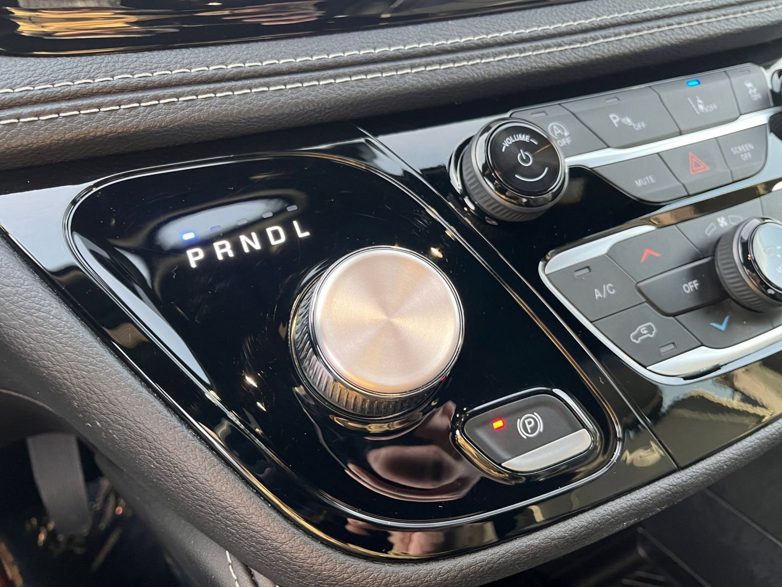 Used 2025 Chrysler Pacifica Limited image 46