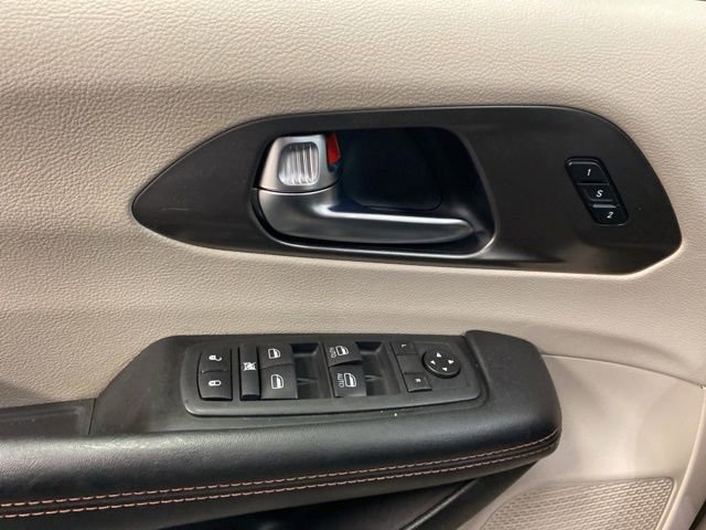 Used 2020 Chrysler Pacifica Touring-L FWD image 18