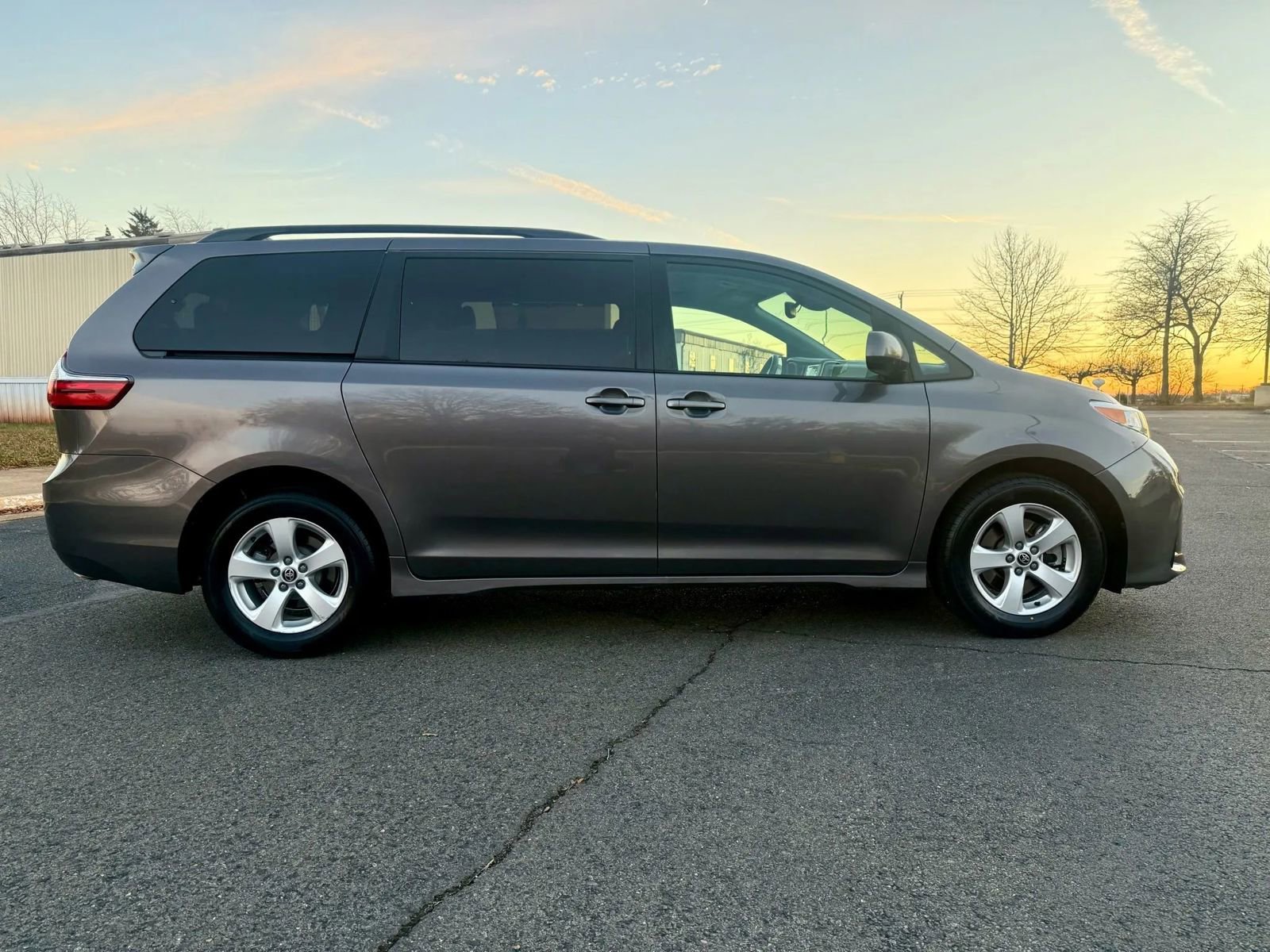 Used 2020 Toyota Sienna LE image 4