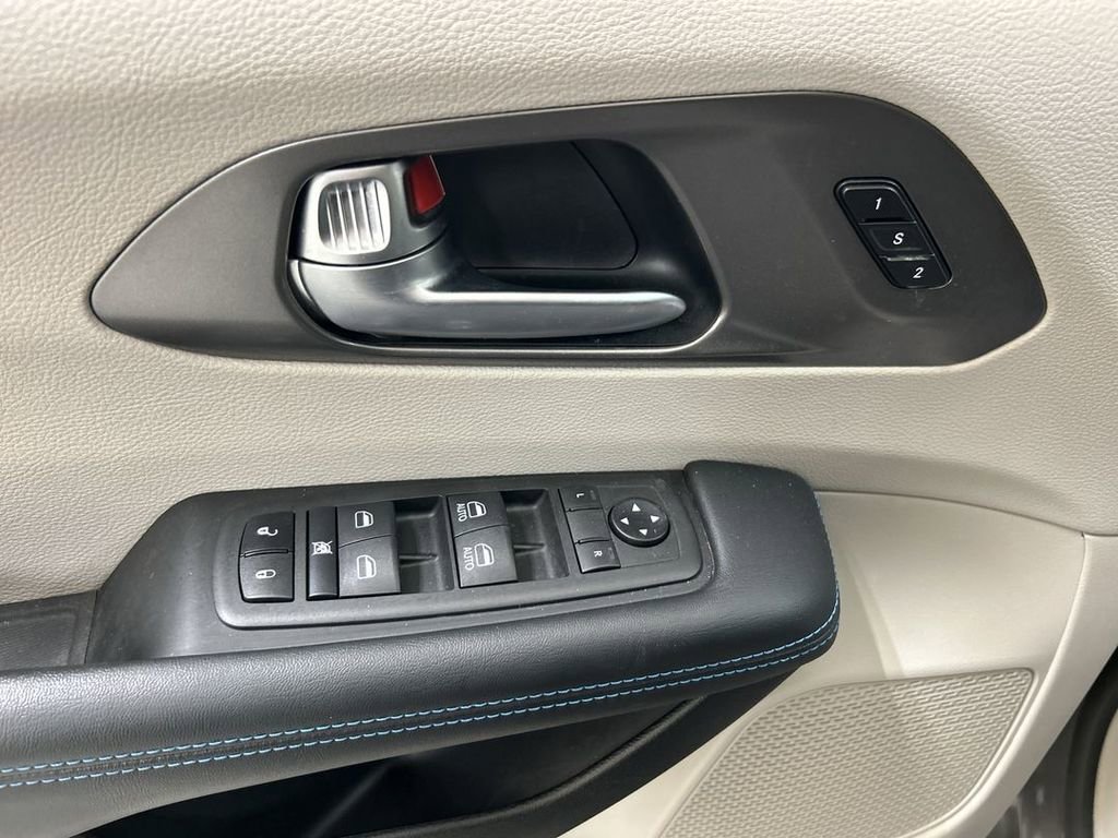 Used 2021 Chrysler Pacifica Touring-L image 11