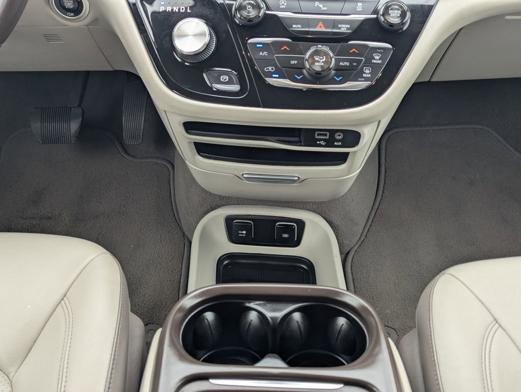 Used 2018 Chrysler Pacifica Touring-L image 14