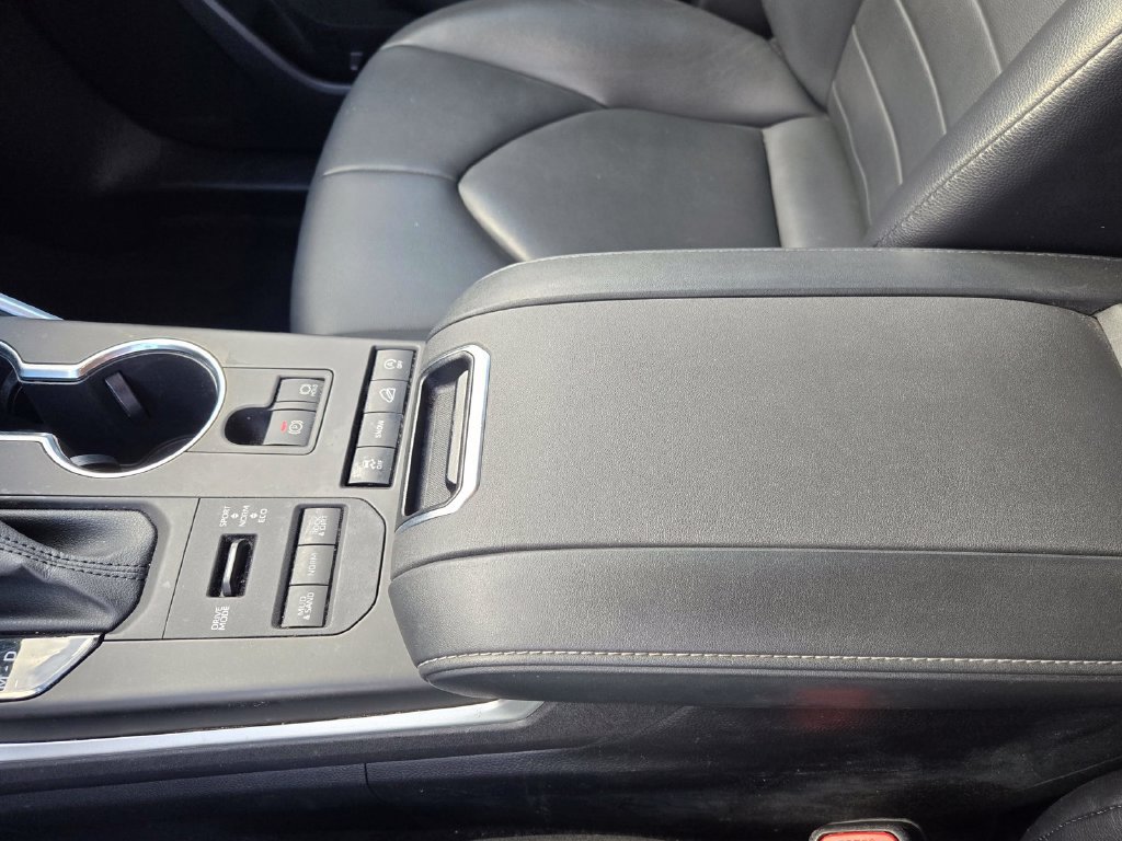 Used 2022 Toyota Highlander XLE AWD/4WD image 23