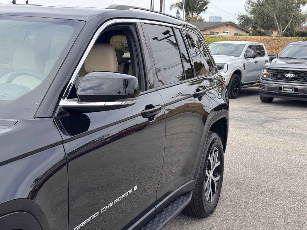 Used 2023 Jeep Grand Cherokee Limited w/ Luxury Tech Group II image 9